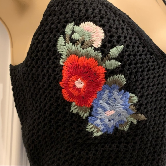 American Eagle Outfitters Black Floral Crocheted Halter‎ Top M - Picture 2 of 10